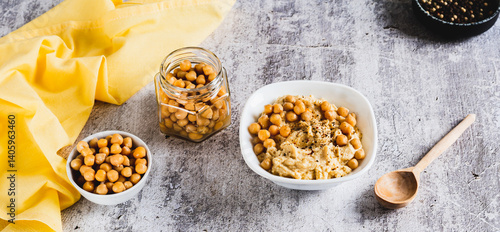 Obraz na płótnie Vegetarian spicy chickpea hummus in a bowl on the table web banner w salonie