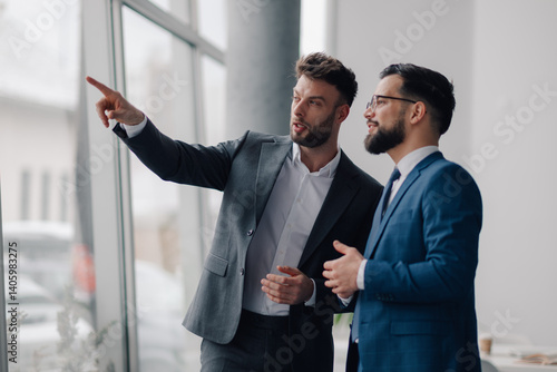 Fotografía Two businessmen discussing strategy and pointing towards new opportunities
