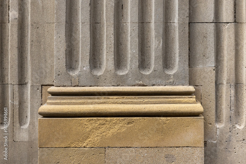 Obraz na płótnie Detailed view of a stone column base featuring classical architecture w salonie