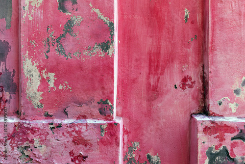 Obraz na płótnie A close-up of a weathered red wall featuring textures and peeling paint w salonie