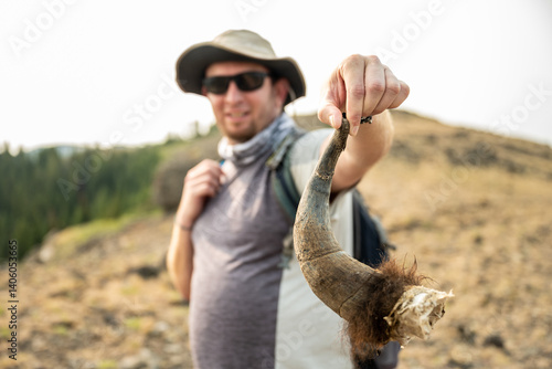 Obraz na płótnie Man Holds Horn of Bison w salonie
