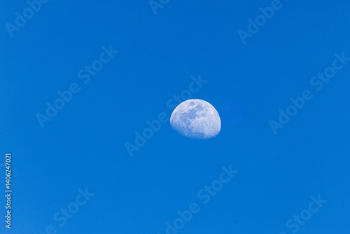 Day moon (far)