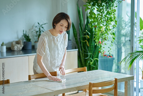 部屋を拭き掃除する女性