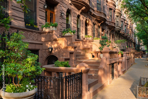 Foto Sun-dappled Manhattan brownstones and townhouses with entry steps in late afternoon