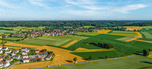 Obraz na płótnie Ausblick auf den Naturpark Augsburg Westliche Wälder im Tal der Schmutter rund um die Marktgemeinde Diedorf w salonie