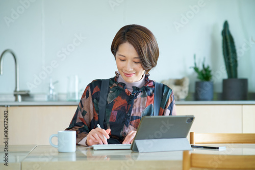 リビングルームで仕事をする女性