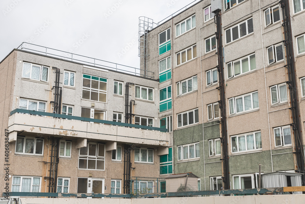 Obraz premium Facade of a dilapidated building at Broadwater Farm estate in Tottenham area, London