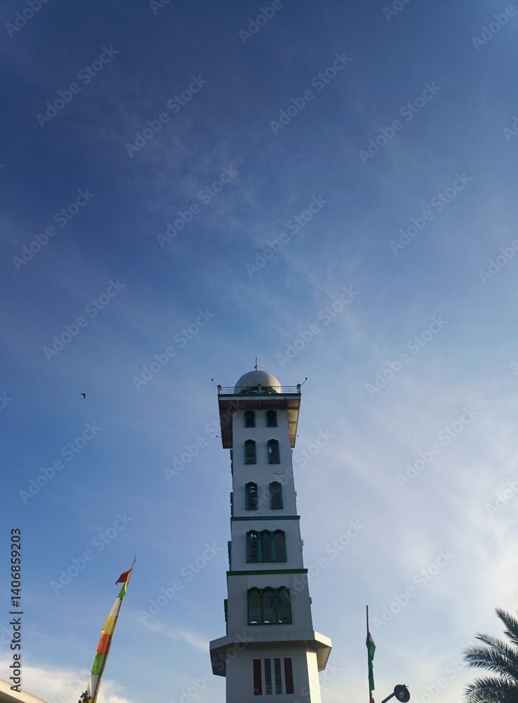 Naklejka premium White Mosque Minaret and Green Outline under Clear Blue Sky