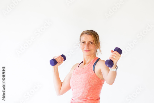 Obraz na płótnie fit woman in her forties lifting weights w salonie
