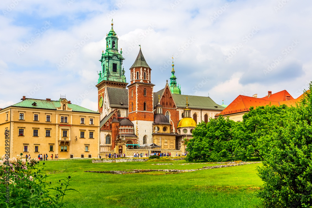 Obraz premium Krakow, Poland, Wawel Royal Castle colorful postcard view against flowers and green trees in the garden