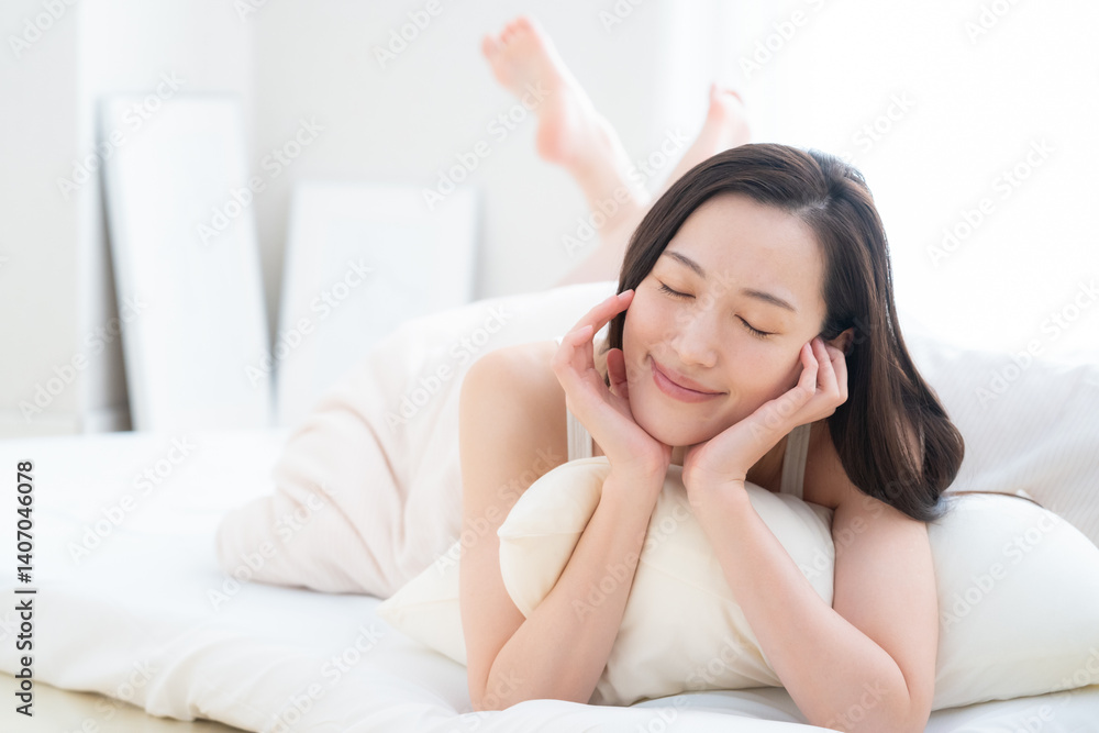 部屋で寝る若い女性 部屋で寝る若い女性
