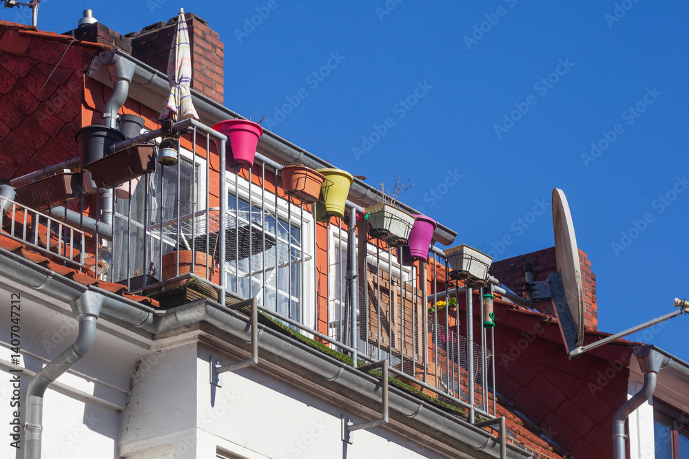 Balkon mit bunten Blumenkästen, Fenster und Dach an einem Wohngebäude, Bremen, Deutschland