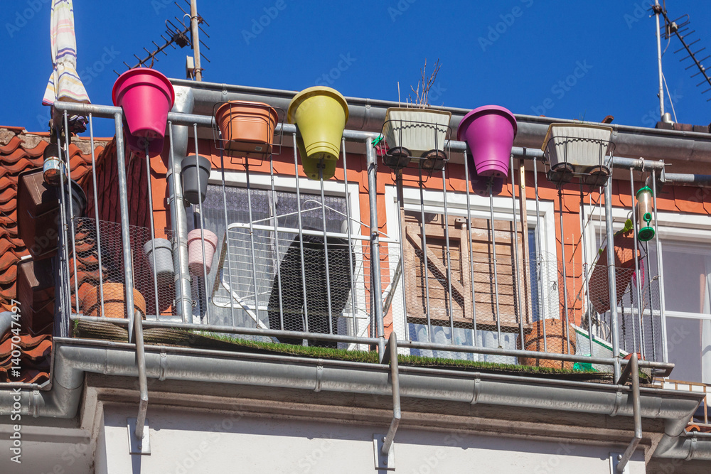 Balkon mit bunten Blumenkästen, Fenster und Dach an einem Wohngebäude, Bremen, Deutschland