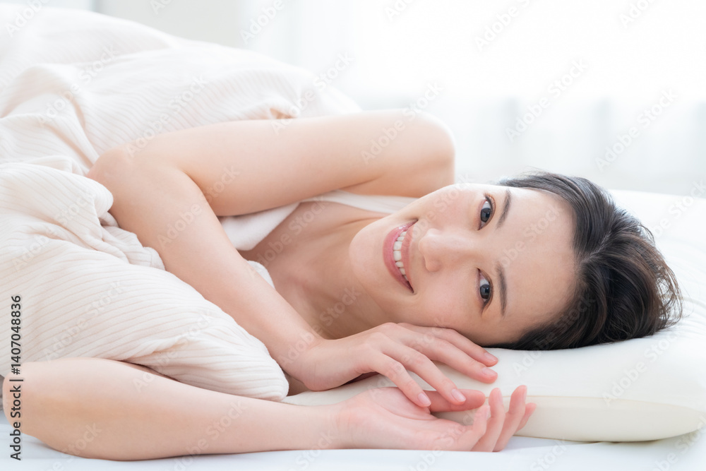 部屋で寝る若い女性 部屋で寝る若い女性
