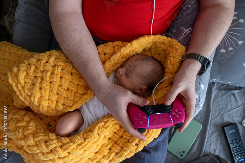 Obraz na płótnie Cozy Moment father playing video games while Baby sleeping w salonie