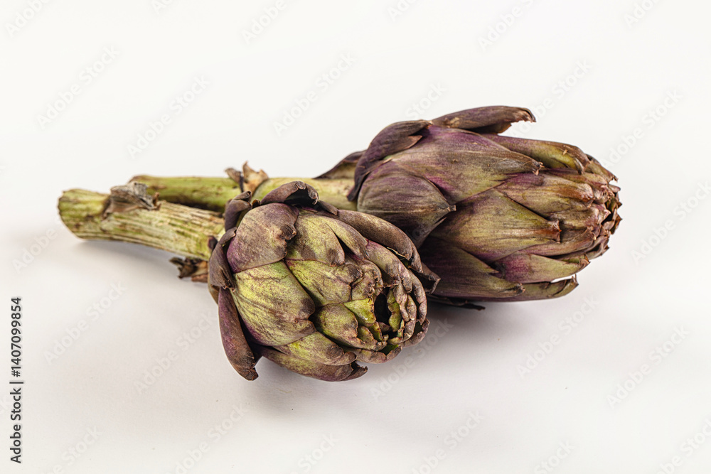 Obraz premium Organic food - Ripe raw green artichoke