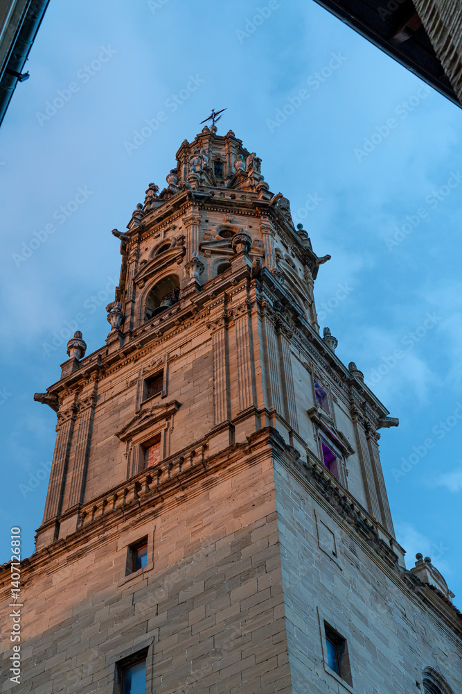 Obraz premium Dramatic Sunset over Santo Tomás Apóstol Church in Haro, Spain