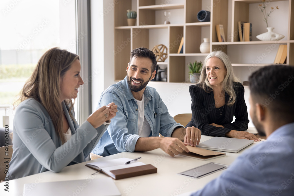 Obraz premium Diverse ideas in team vision. Successful creative multiethnic group of corporate workers gather at briefing table in office exchange opinions present insights brainstorm solutions for business problem