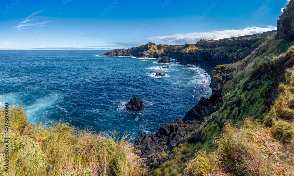Fototapeta premium Buraco de São Pedro (São Miguel, Azoren, Portugal): Atemberaubender Aussichtspunkt mit Blick auf den Atlantik (Oceanus Atlanticus), spektakuläre Felsenküste, geologische Geschichte und traumhafte Land