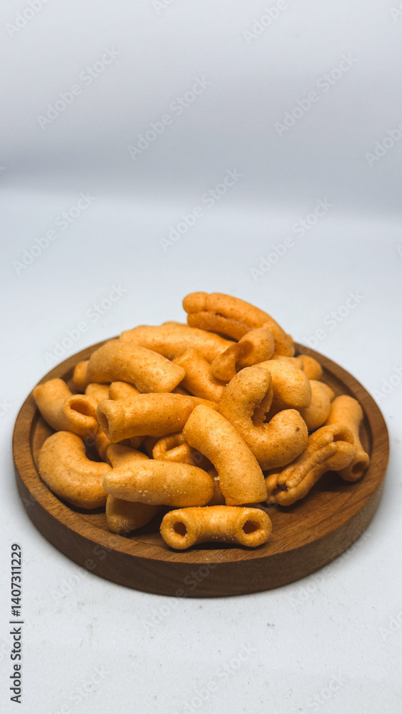 Naklejka premium Grilled corn flavored macaroni snack with white background
