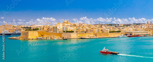 Obraz na płótnie Panoramic view the Fort St. Angelo viewed from Valletta, Malta w salonie