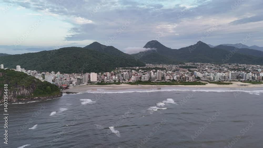 Uma imagem aérea do Litoral Paranaense, Praia Brava de Caiobá, Matinhos, Paraná. 