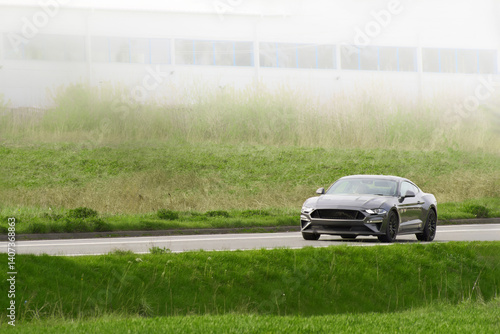 Obraz na płótnie Contemporary muscle car in rural setting w salonie