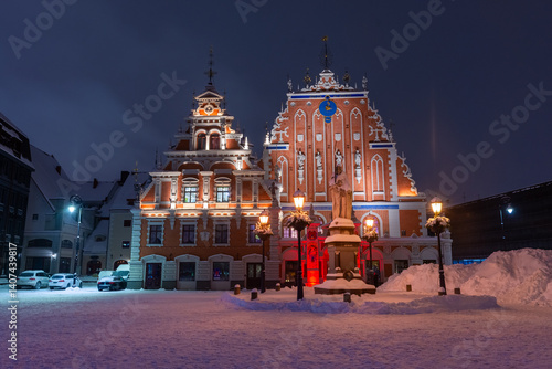 Obraz na płótnie Snowy square of Riga historic center at night, Latvia w salonie