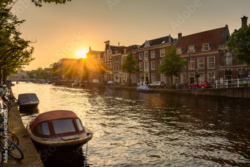 Obraz na płótnie Leiden, Netherlands, sunset over the beautiful canals w salonie