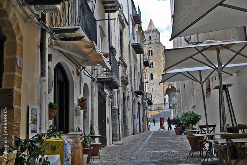 Obraz na płótnie Cefalù strade, vicoli e case del centro storico - Sicilia w salonie