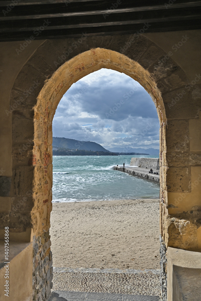 Cefalù e la sua spiaggia sul Mediterraneo - Sicilia Cefalù e la sua spiaggia sul Mediterraneo - Sicilia