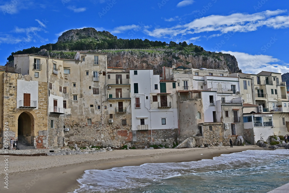 Cefalù e la sua spiaggia sul Mediterraneo - Sicilia