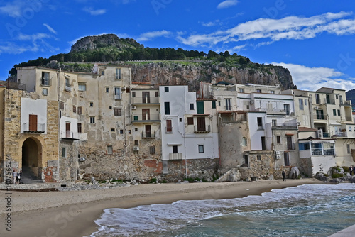 Obraz na płótnie Cefalù e la sua spiaggia sul Mediterraneo - Sicilia w salonie