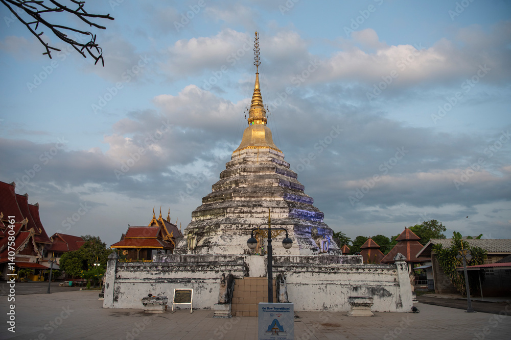 Fototapeta premium THAILAND PHRAE WAT LUANG CHEDI