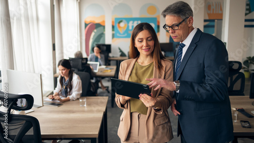 Cuadro en lienzo Business Professionals Collaborating in a Modern Office Environment