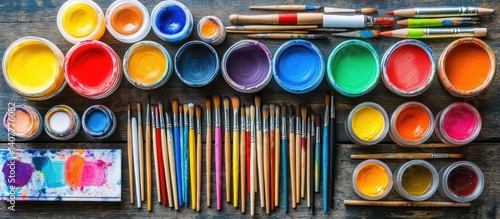 Obraz na płótnie Colorful paints and brushes on wooden surface w salonie