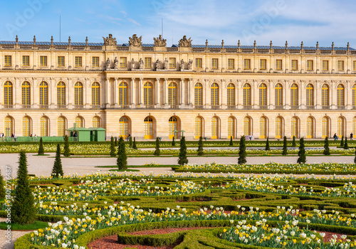 Obraz na płótnie Versailles palace and gardens in spring outside Paris, France w salonie