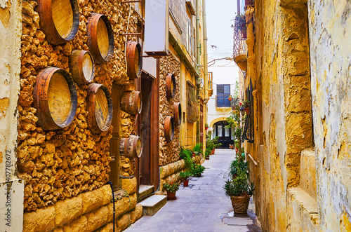 Obraz na płótnie Scenic decorated wine bar in old Rabat, Malta w salonie