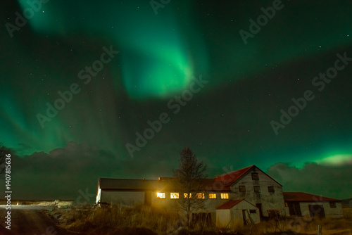 Obraz na płótnie Northern Light, spectacular Aurora borealis over a farm in Iceland w salonie