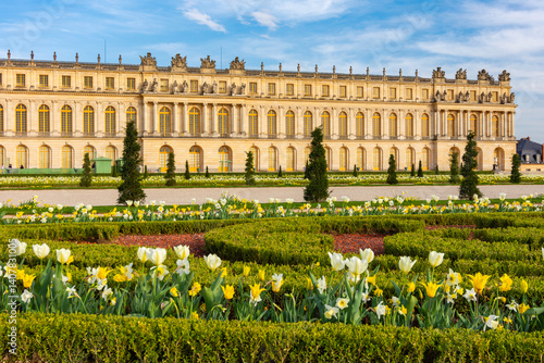 Obraz na płótnie Versailles palace and gardens in spring outside Paris, France w salonie