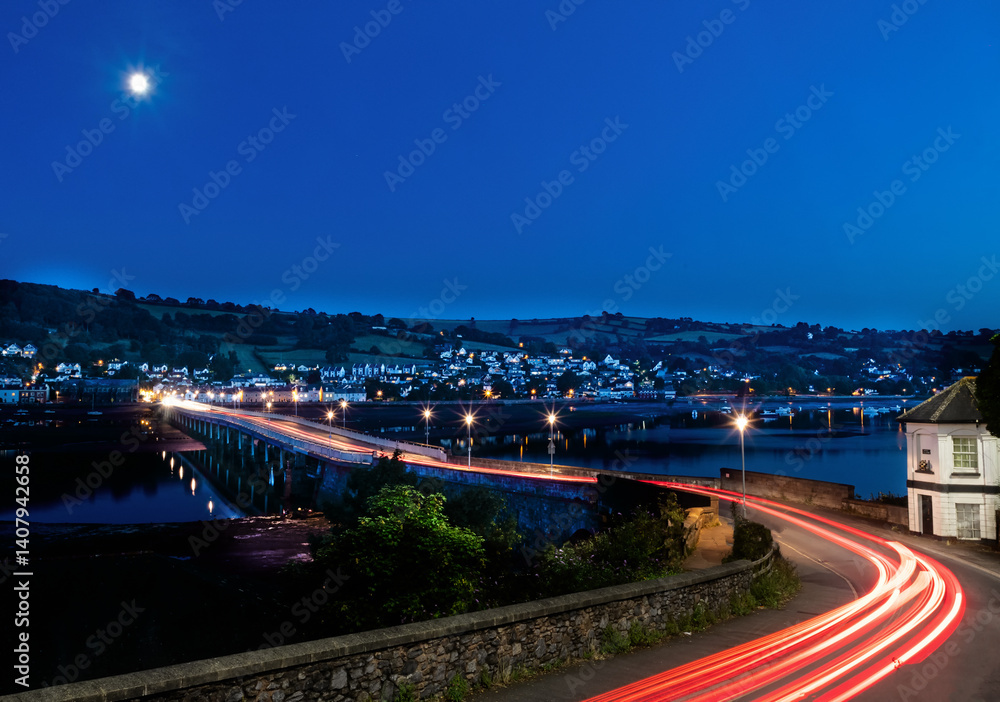 Fototapeta premium Light Trails Over Shaldon Bridge At Night