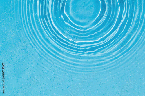Obraz na płótnie drops on water with circles on a blue background w salonie