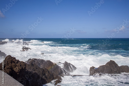 Obraz na płótnie Explore the stunning natural pools at Madeira's Piscinas Naturais do Aquario and enjoy the beautiful coastal scenery w salonie