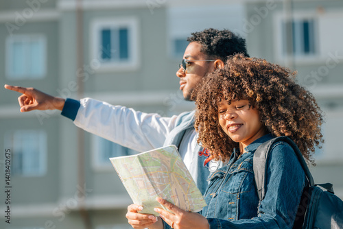 Obraz na płótnie young latin couple traveling with a map in summer outdoors w salonie