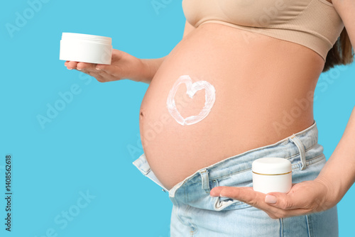 Young pregnant woman applyi...
