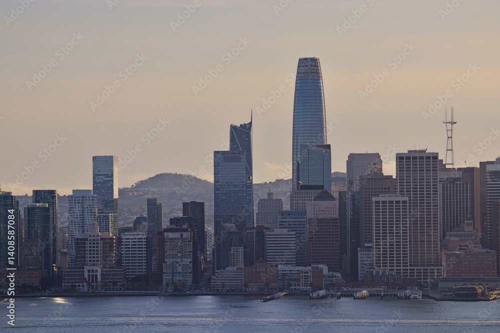 Obraz premium The sun sinks lower in the sky, casting shadows on the skyline of San Francisco