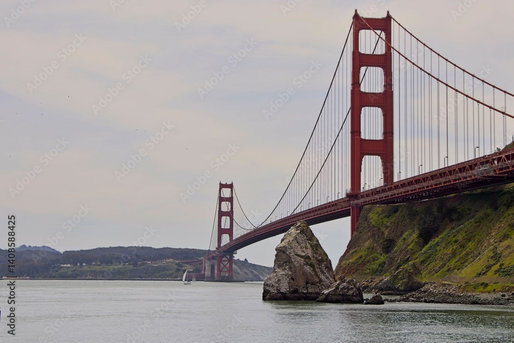 Obraz premium The Golden Gate Bridge crosses the Golden Gate Straight connecting the San Francisco Bay to the Pacific Ocean