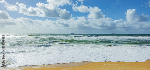 Brandung an Buddina Beach an der sunshine Coast in Queensland, Australien