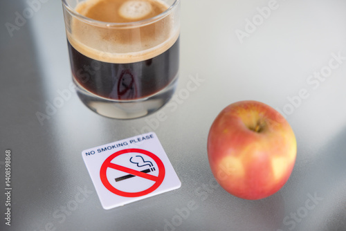 Nichtraucher Schild auf einem Kaffeetisch