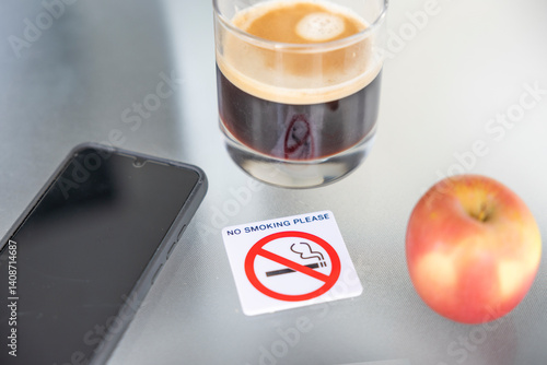 Nichtraucher Aufkleber auf einem Kaffehaustisch